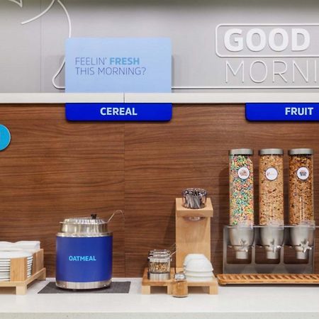 Holiday Inn Express & Suites Coldwater By Ihg Bagian luar foto