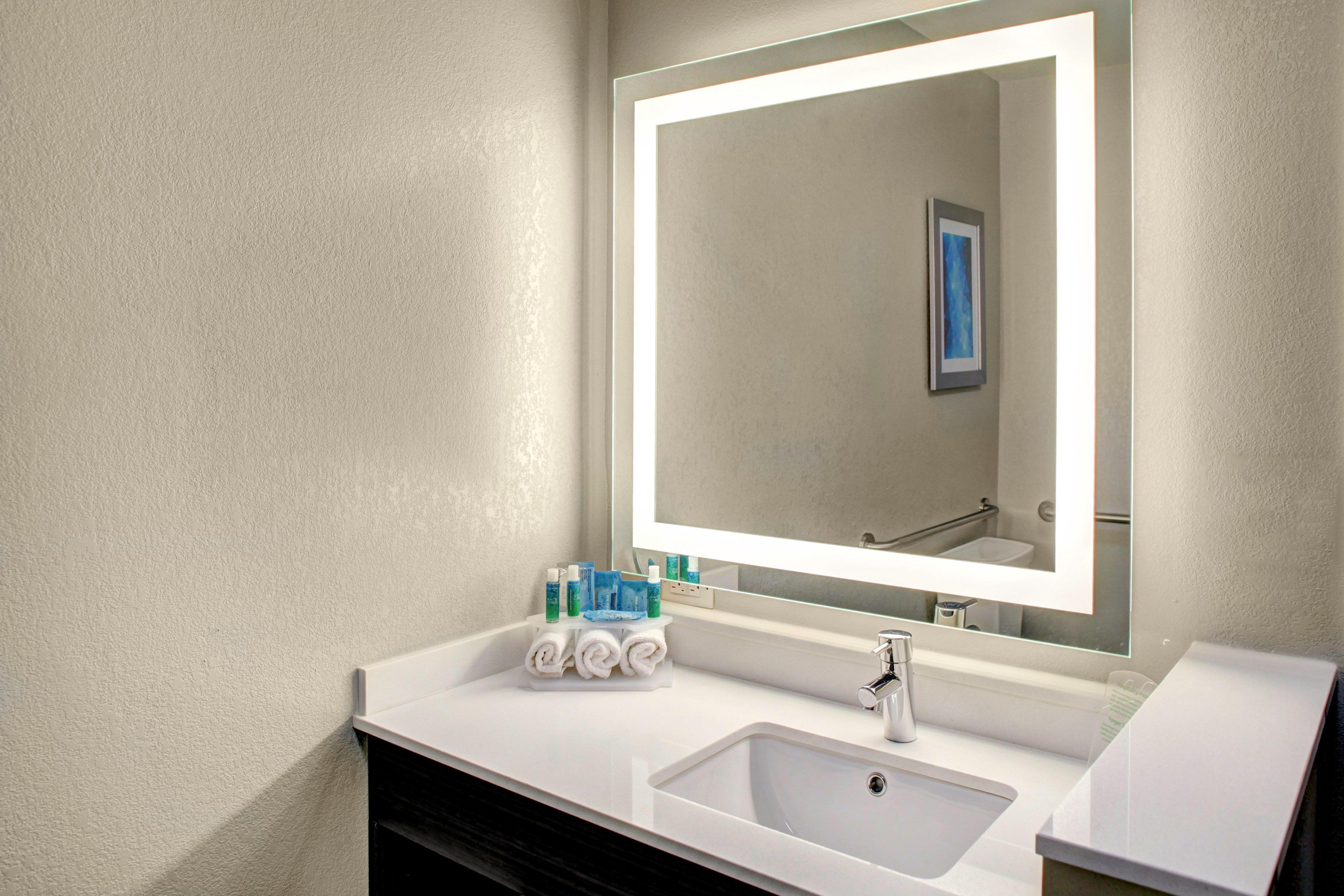 Holiday Inn Express & Suites Coldwater By Ihg Bagian luar foto
