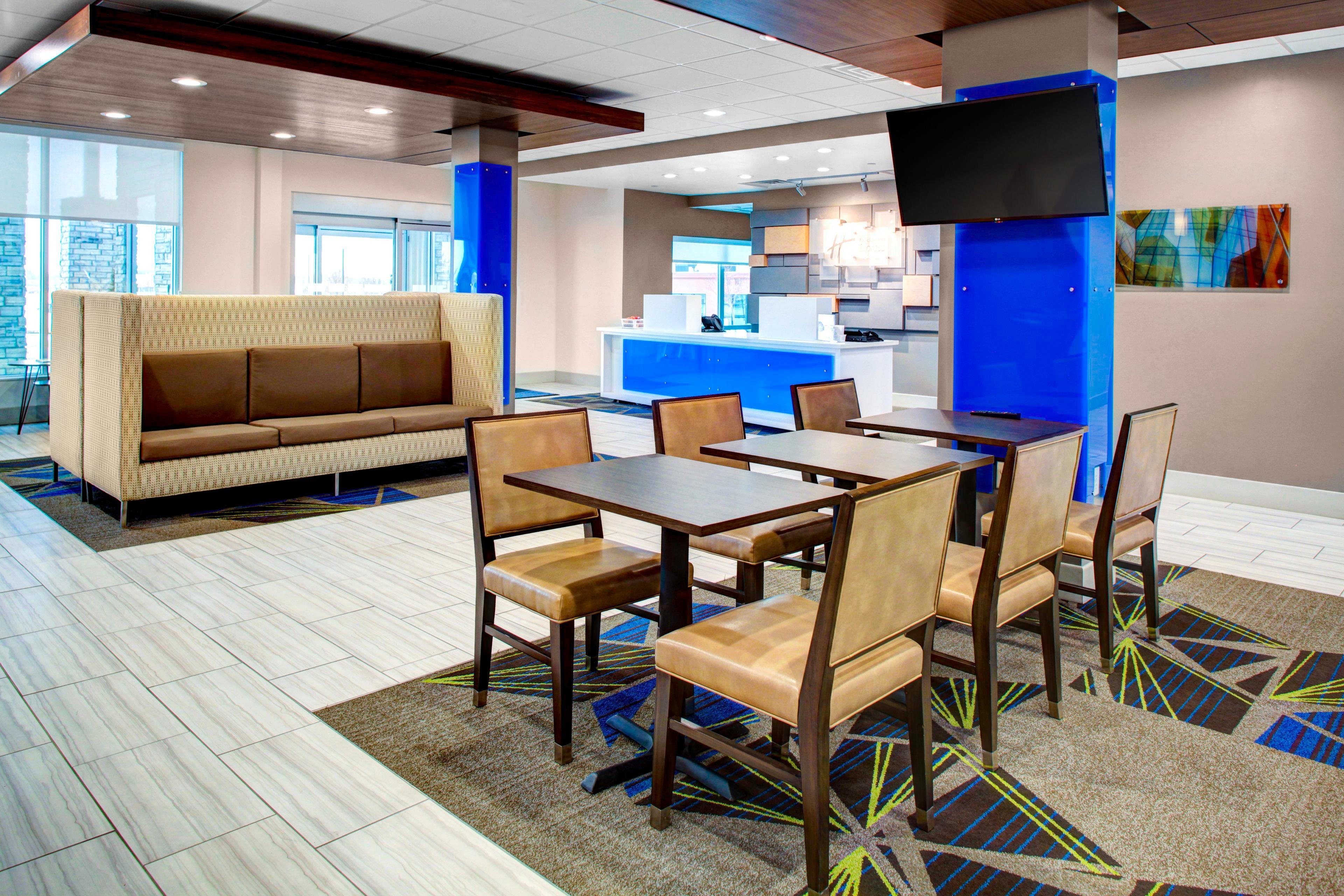 Holiday Inn Express & Suites Coldwater By Ihg Bagian luar foto